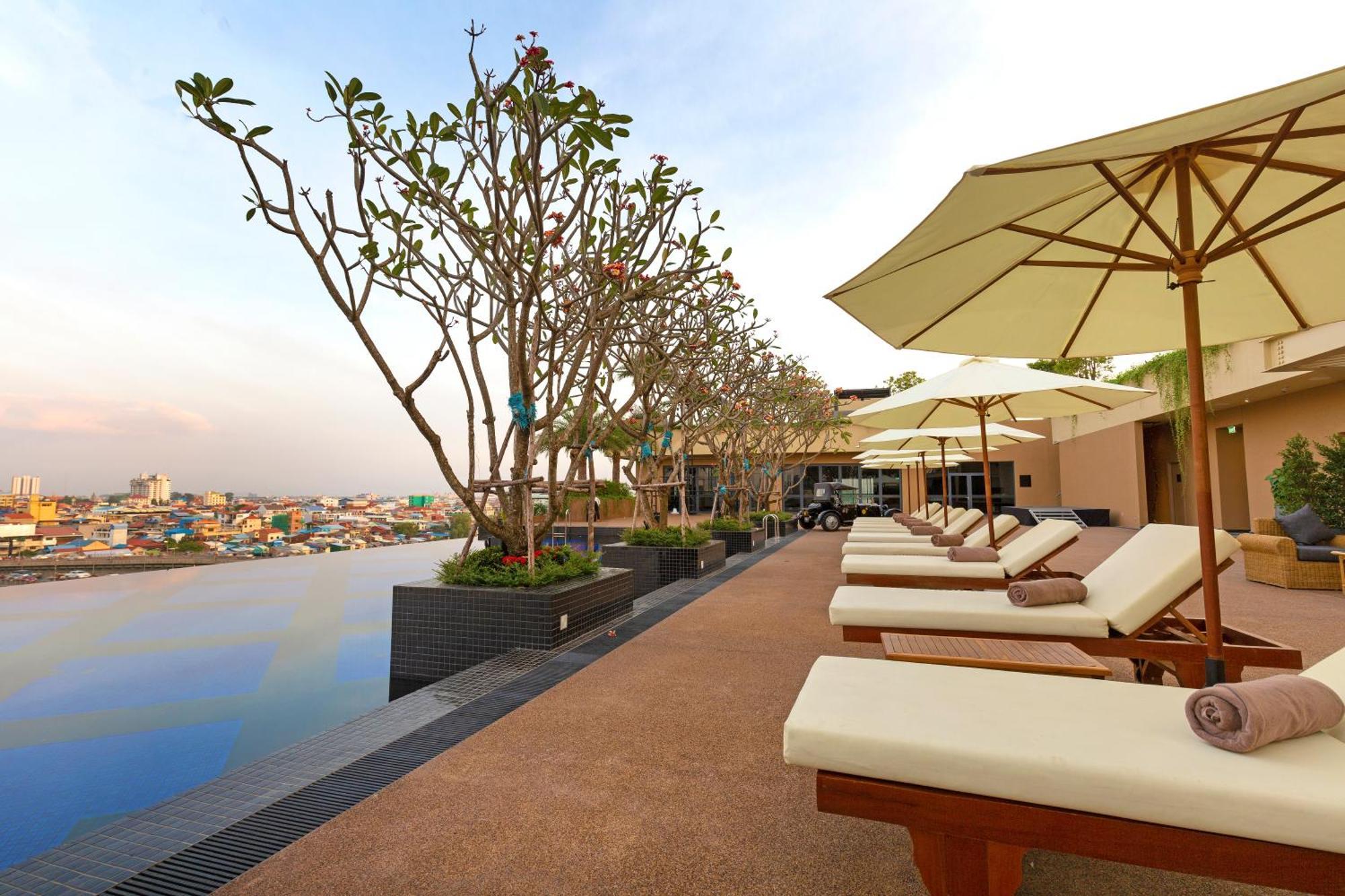 Sun & Moon, Riverside Hotel พนมเปญ ภายนอก รูปภาพ