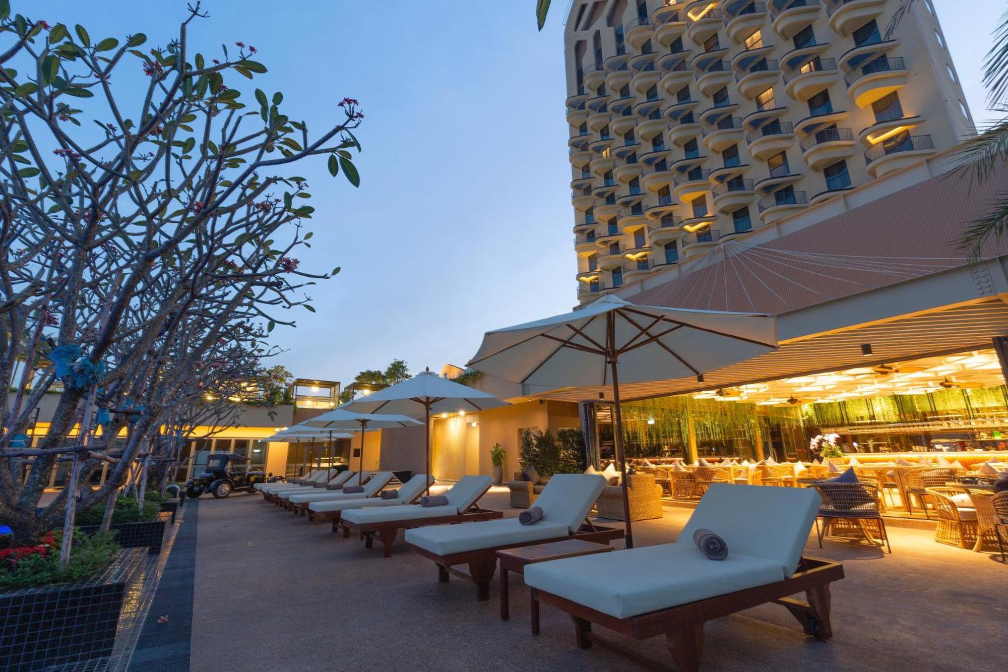Sun & Moon, Riverside Hotel พนมเปญ ภายนอก รูปภาพ