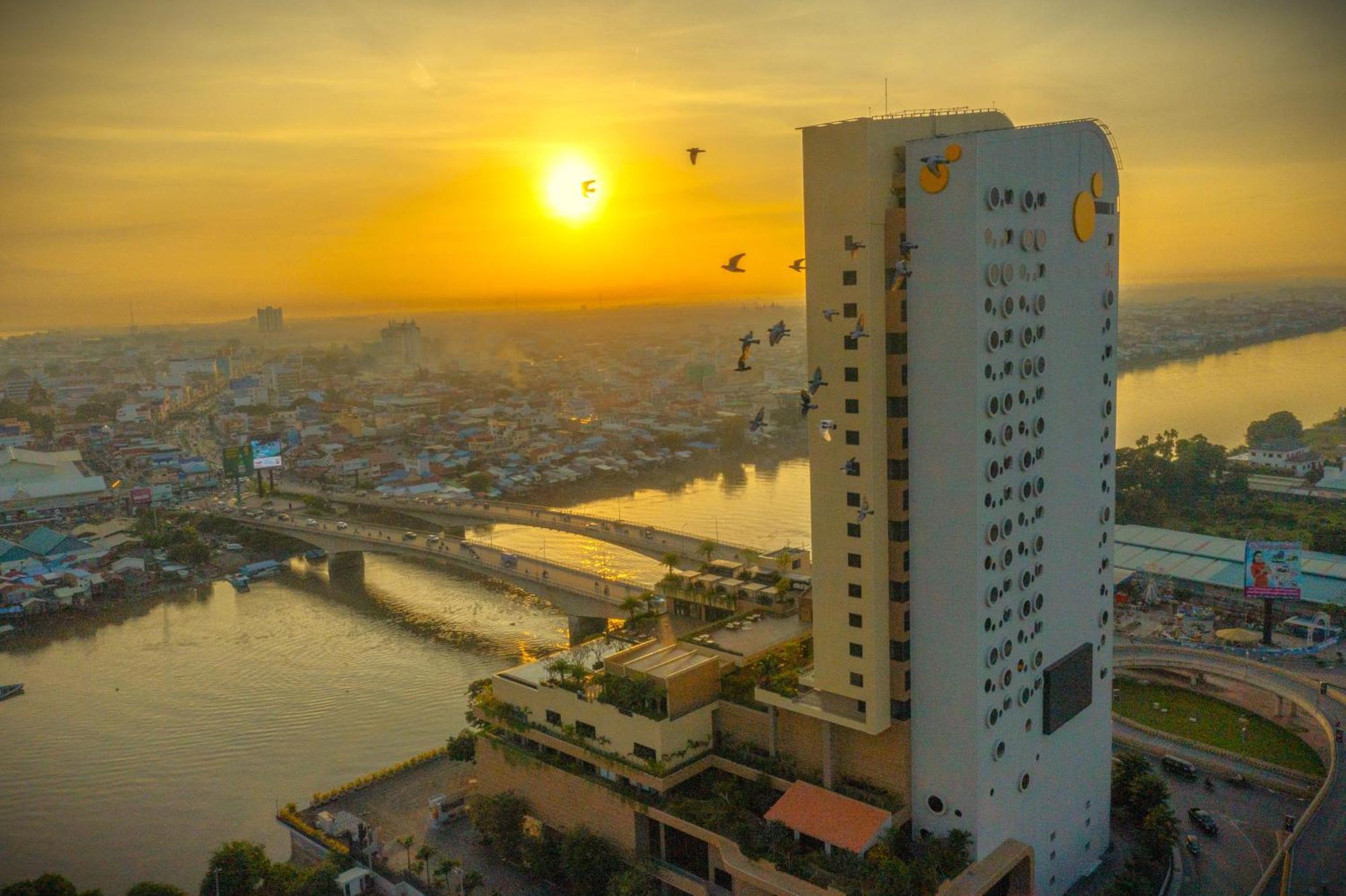 Sun & Moon, Riverside Hotel พนมเปญ ภายนอก รูปภาพ