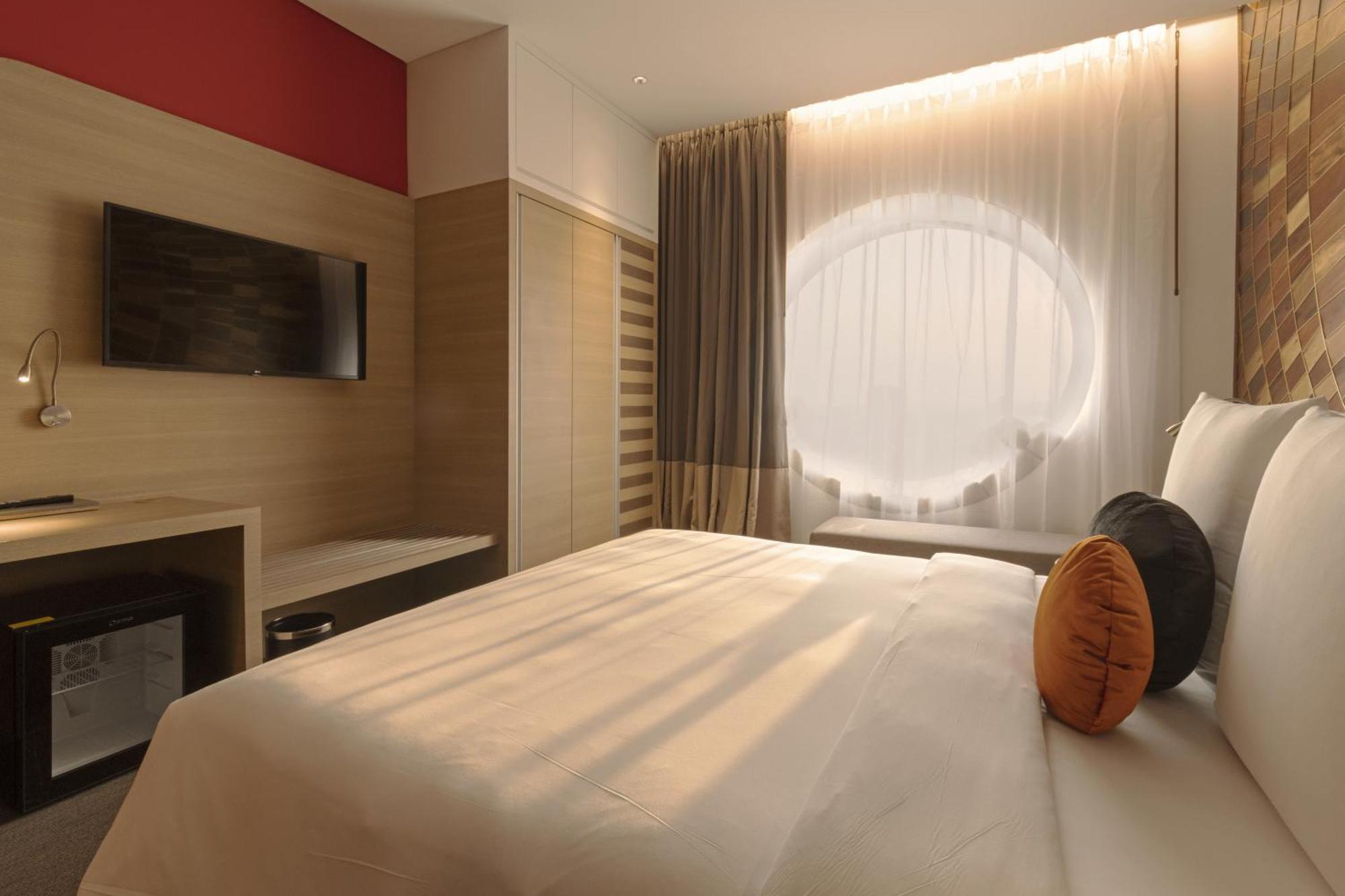 Sun & Moon, Riverside Hotel พนมเปญ ภายนอก รูปภาพ