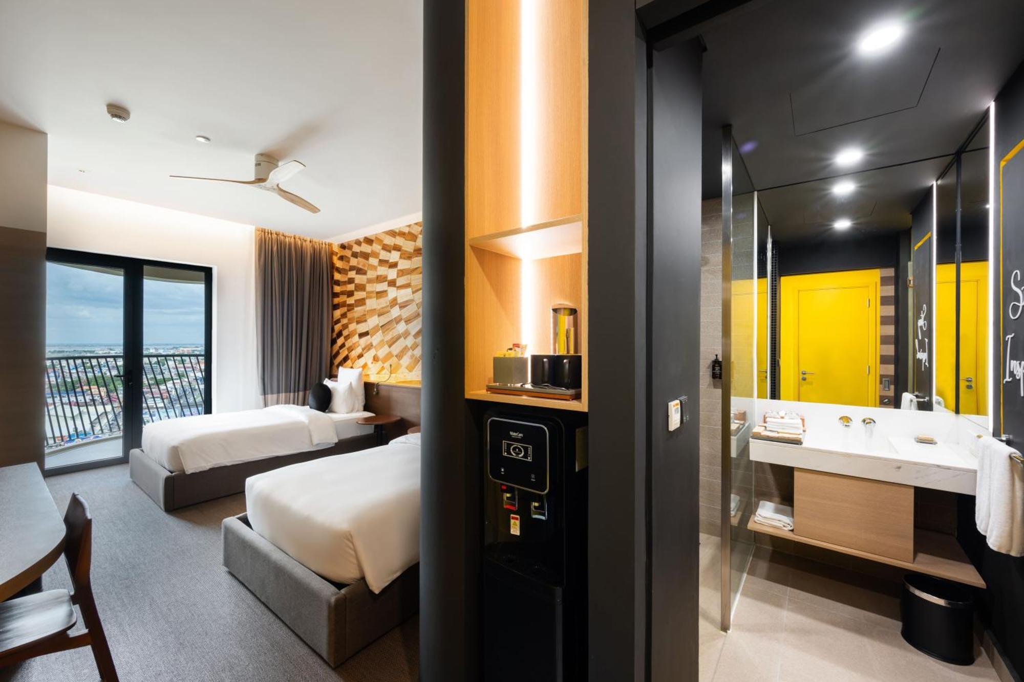 Sun & Moon, Riverside Hotel พนมเปญ ภายนอก รูปภาพ